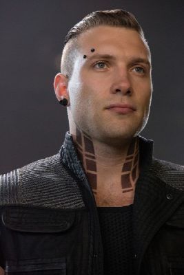 Eric Coulter Eyebrow Piercing Men, Jay Courtney, Eric Divergent, Divergent Characters, Eric Coulter, Piercing Arcade, Kon Bleach, Divergent Movie, Jai Courtney