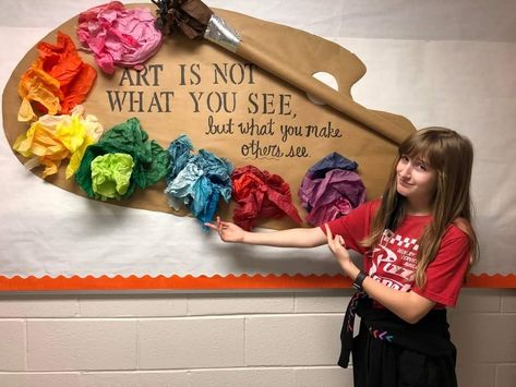 Famous Artist Bulletin Board, Art Display For Classroom, Back To School Art Bulletin Board Ideas, Elementary Art Bulletin Boards, Art Classroom Setup Elementary, Elementary Art Bulletin Board Ideas, Color Bulletin Board Ideas, Art Classroom Bulletin Board Ideas, Arts Bulletin Board Ideas