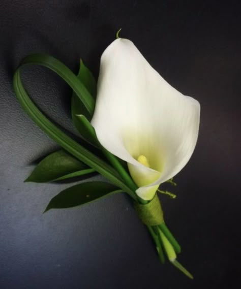 Boutineer Ideas Wedding, Boutineer Ideas, Corsage Diy, Calla Lily Boutonniere, Thick Rings, Simple Wedding Bouquets, Prom Corsages, Calla Lily Wedding, Calla Lily Bouquet