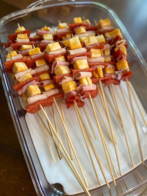 Food Ideas For Bday Party, Cute Finger Food Ideas, Gender Reveal Ideas For Party Food Bbq, Snacks On Sticks, Food To Serve At 1st Birthday Party, Charcuterie On Sticks, Food On Sticks Appetizers, Diy Birthday Snacks, Savory Shower Snacks