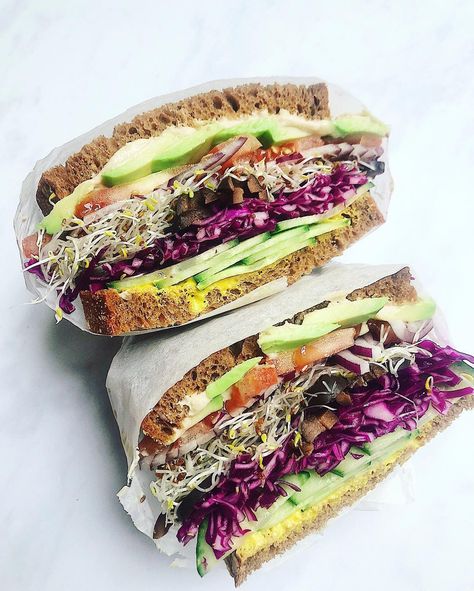 Alfalfa Sprouts Recipes, Veggie Sandwiches, Hummus Avocado, Light Dinners, Sprouts Recipes, Vegan Sandwiches, Healthy Sandwich Recipes, Alfalfa Sprouts, Vegetarian Sandwich