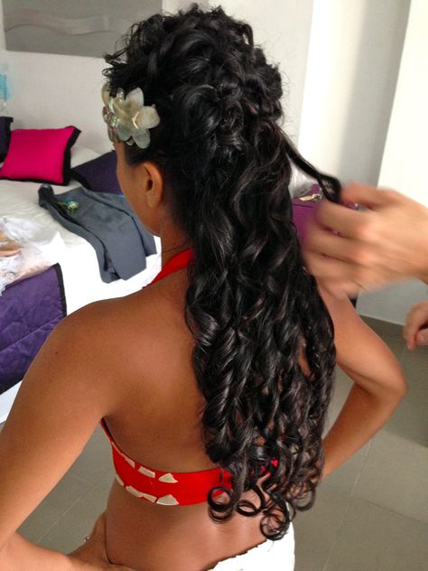 Transformation for our Polynesian bride for evening traditional dance. by Michael at Beso Brides Polynesian Hairstyles, Polynesian Hair, Polynesian Wedding, Hawaiian Hairstyles, Boho Inspo, Colourful Hair, Different Hair Types, Awesome Hair, Traditional Dance