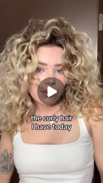 Marie Schnoell - your curly hair bestie on Instagram: "messy 2000s hair >>> 

curly hair, curly girl, curls , curly hair problems, curly hair tutorial, curly hair routine, wavy hair 

#curlyhair #curlygirl #curls" Hair Routine Wavy, Hair Tutorial Curly Hair, 2000s Hair, Curly Hair Problems, Curly Hair Tutorial, Curly Hair Routine, Hair Routine, Hair Problems, Hair Curly