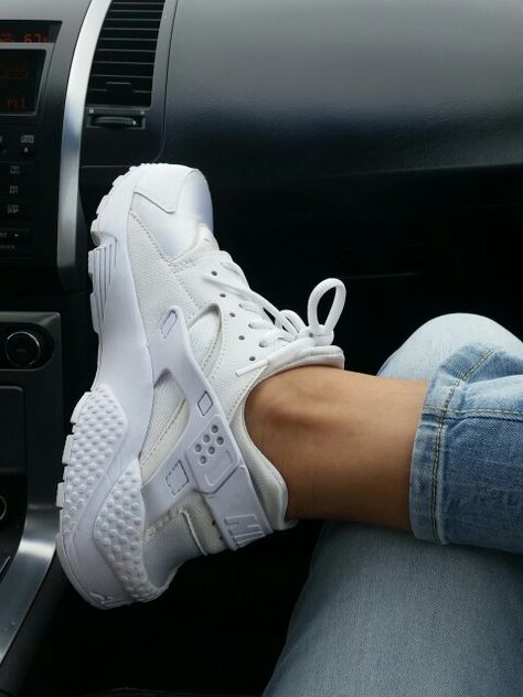 Nike Huaraches Nike Huaraches Outfit Women, Nike Huarache Outfit Women, Huarache Nike, Huarache Outfit, Nike Huarache Outfit, Huaraches Outfit, Winter Sneakers Outfit, Sneakers Outfit Casual, Huraches Nike