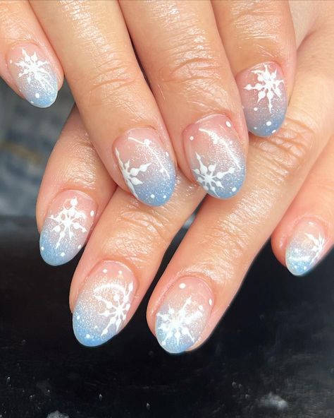 Winter Ombre Nails Dip Powder Nails Ombre Winter, Dipped Nails Ideas Winter Ombre, Christmas Ombré Nails, Winter Ombre Nails Ideas, White And Blue Ombre Nails, Ombre Holiday Nails, Ombre Winter Nails, Christmas Ombre Nails Winter, Christmas Ombre Nails