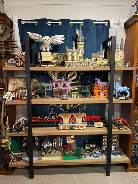 Harry Potter Bookshelf Display, Bedroom Lego Display, Harry Potter Bookshelf, Lego City Display, Lego Displays, Harry Potter Display, Lego Display Ideas, Harry Potter Wallpaper Backgrounds, Harry Potter Lego Sets