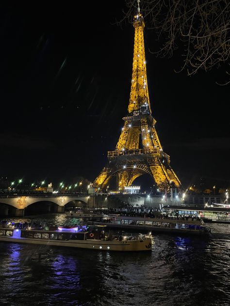 Seine Boat Ride, Boat Party Night, Paris Boat Ride, Paris River Cruise, Seine River Cruise, Sweet Sixteen Birthday Party Ideas, Romantic Aesthetic, Romantic Paris, Dream Honeymoon