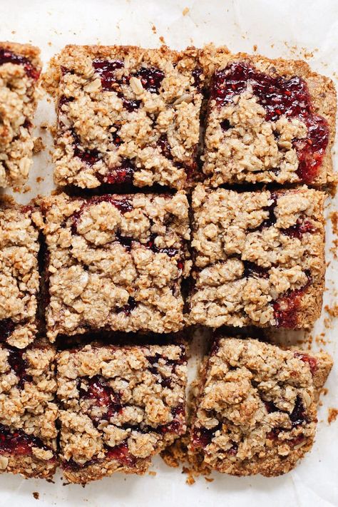 Delicious 6 Ingredient Raspberry Oatmeal Bars - a healthy dessert made with only several low carb ingredients. So yummy and easy! | asimplepalate.com #asimplepalate #crumblebars #oatmealrecipe #healthydessert #oatmealbar #lowcarbdessert Raspberry Oatmeal Bars, Oatmeal Squares, Jam Bars, Raspberry Oatmeal, Crumble Bars, Oat Bars, Oatmeal Bars, Vegan Dessert, Raspberry Jam