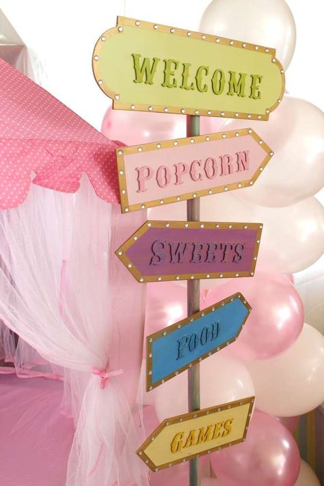 Cake Pops, Cupcakes Pastel Carousel, Carnival Baby Showers, Carousel Birthday Parties, Carousel Party, Carnival Birthday Party Theme, Carousel Birthday, Circus Theme Party, Carnival Themed Party, Circus Birthday Party