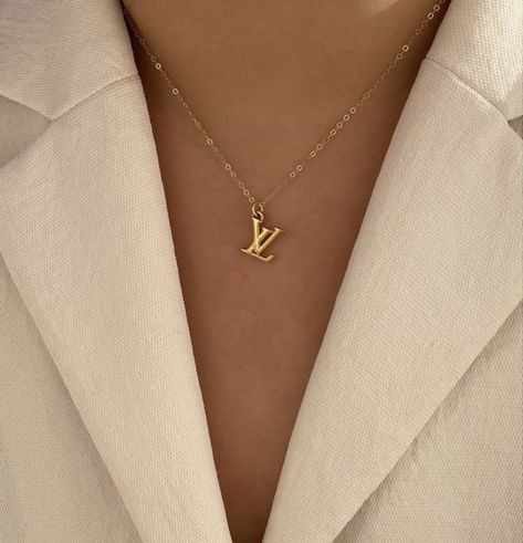 Gold Luxury Necklace, Expensive Gold Necklace, Lv Necklace Jewelry, Lv Gold Necklace, Expensive Gold Jewelry, Necklace Expensive, Gold Necklace Aesthetic, Lv Necklace, Lv Jewelry