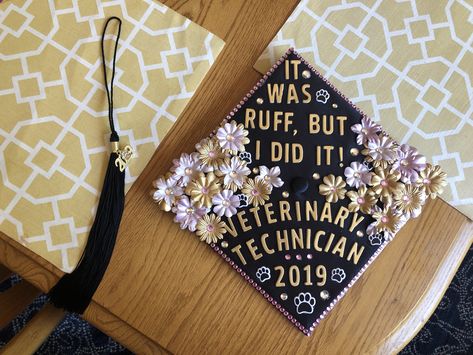 Vet Tech Pictures, Equine Vet Tech Aesthetic, Vet Tech Cap Decorations, Veterinary Cap Decoration, Vet School Cap Decoration, Vet Assistant Graduation Cap Ideas, Vet Tech Cap Ideas, Vet Tech Graduation Party, Graduation Cap Designs Vet Tech