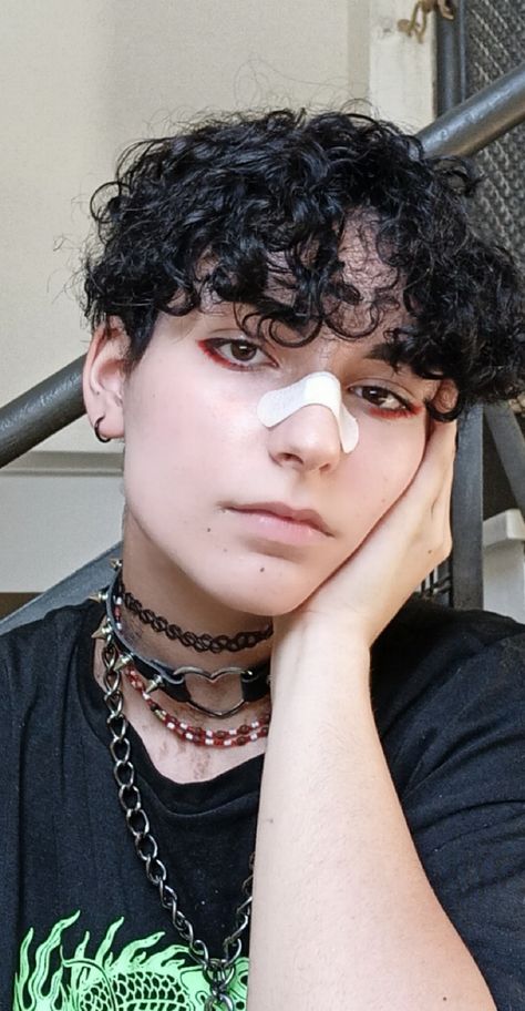 Enby Masc Makeup, Dark Masc Makeup, Nonbinary Eye Makeup, Eyeliner Masculine, Masculine Eyeliner Looks, Dsmp Makeup, Androgynous Makeup Looks, Masc Alt Makeup, Masc Eye Makeup