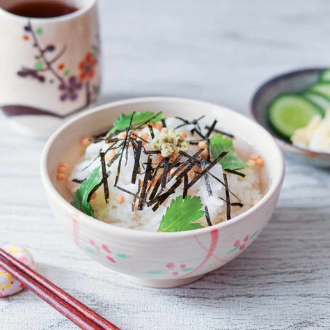 Dashi Chazuke (Dashi Broth over Rice) - Umami Pot Japanese Rice Crackers, Dashi Broth, Nori Seaweed, Toasted Sesame Seeds, Eating Raw, Vegan Options, Rice Dishes, Home Recipes, Rice Recipes