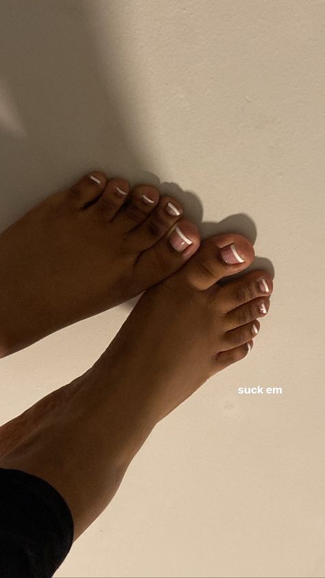 French tip toenails Toenail Inspo Aesthetic, Feet Nails Ideas Aesthetic, Black French Toenails, Brown Skin Pedicure, Colored French Tip Pedicure, Toenails Black Women, Black Tip Pedicure, French Tips On Black Women, Black Feet Pedicure