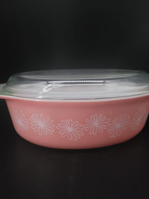 Glass Kitchen Decor, Mid Century Modern Kitchen Decor, Pyrex Spring Blossom, Casserole Dish With Lid, Mid Century Modern Kitchen, Pink Daisy, Glass Kitchen, Vintage Pyrex, Casserole Dish