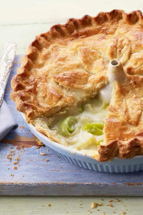 Mary Berry Cheese Leek And Potato Pie Recipe Leek Potato Pie, Potato And Leek Pie, Leek Pie Recipes, Leek And Mushroom Pie, Bacon Pie Recipe, Food Rainbow, Breakfast Bakes, Chicken And Mushroom Pie, Bacon Pie