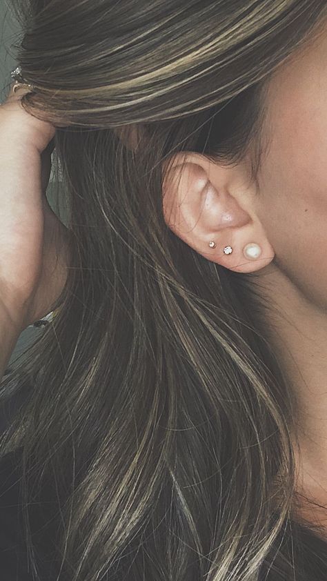 Triple Piercing, Upper Ear Piercing, Second Ear Piercing, Minimalist Ear Piercings, Ear Piercing Ideas, Ear Peircings, Ear Piercings Chart, Double Ear Piercings, Ear Piercing Studs