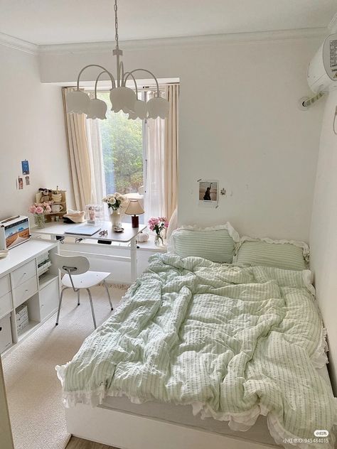 Small Room With Full Size Bed, Room Ideas For Full Size Bed, Modest Room Aesthetic, Cute Room Inspo Bed, Cute Room Ideas Full Size Bed, Full Size Bed Small Room, Room Decor Bedroom Aesthetic Simple, Small Bedroom Ideas For 2 People, Two Twin Beds In One Room Aesthetic