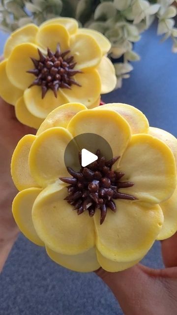 Piya on Instagram: "Just another flower with curved tip 123 ..  Happy tuesday everyone ❤️   #flowers#florals#buttercream#cakes#instacakes#cakeart#cakesifinstagram#wales#foodbloggers#bloggers#bakers" Tiny Buttercream Flowers, Fall Buttercream Flowers, How To Make Buttercream Flowers, Piping Tricks, Fall Flower Cake, Flower Frosting, Cupcake Decorating Techniques, Flower Piping, Cupcake Flower