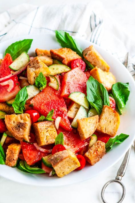 Watermelon Panzanella Salad - A deliciously refreshing summer twist on a classic panzanella recipe. The perfect (vegan) side dish for any BBQ! From aberdeenskitchen.com #watermelon #panzanella #salad #summer #recipe #vegetarian #vegan #sidedish #BBQ Watermelon Ideas, Panzanella Salad Recipe, Panzanella Recipe, Chicory Recipe, Salad Summer, Panzanella Salad, Recipe Vegetarian, Vegan Side Dishes, Summer Recipe