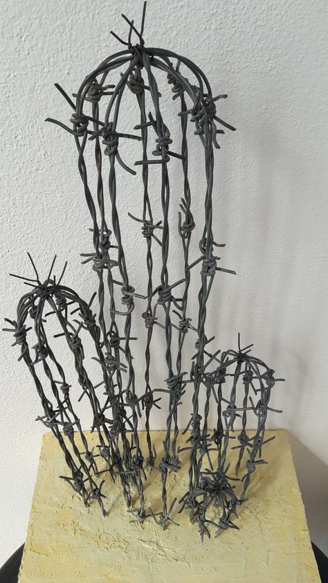 Metal Cactus Yard Art Diy, Barbed Wire Cactus, Barbed Wire Decor, Barb Wire Crafts, Chicken Wire Sculpture, Barbed Wire Art, Art Fil, Recycled Metal Art, Copper Wire Art