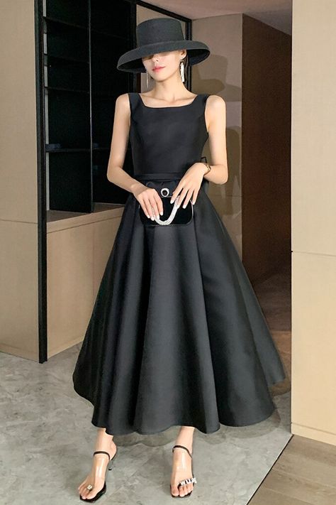 Reva Satin Backless Trendy Bow Midi Dress – PrincessAce Best Wedding Presents, Trendy Bows, Celebrity Party, Look Retro, فستان سهرة, Black Evening Dresses, Women's Evening Dresses, Cami Dress, Black Dresses