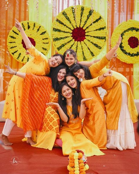 Haldi Photo Poses With Friends, Haldi Poses For Bride's Sister, Haldi Photo Shoot Ideas, Haldi Ceremony Bride Poses, Haldi Photography Ideas With Friends, Haldi Pics With Friends, Haldi Photoshoot Brides, Haldi Poses For Couple, Haldi Photo Poses