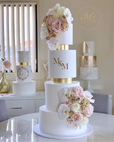 Modern Chic Wedding Cake, Latest Cake Designs, Iconic Cakes, Wedding Cake Styles, Svadbene Torte, Wedding Cake Chic, Luxury Wedding Cake Design, White And Gold Wedding Cake, Extravagant Wedding Cakes