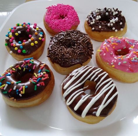 Cake Mix Donuts, Donut Decorating Ideas, Mini Donuts Maker, Doughnut Recipe Easy, Christmas Donuts, Colorful Donuts, Donut Decorations, Mini Doughnuts, Chocolate Covered Treats