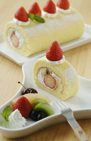 Fruits roll cake Pastry Plating, Strawberry Cake Roll, Strawberry Roll, Yule Logs, Strawberry Roll Cake, Swiss Cake, Pastry Ideas, Deco Cake, Roll Cakes