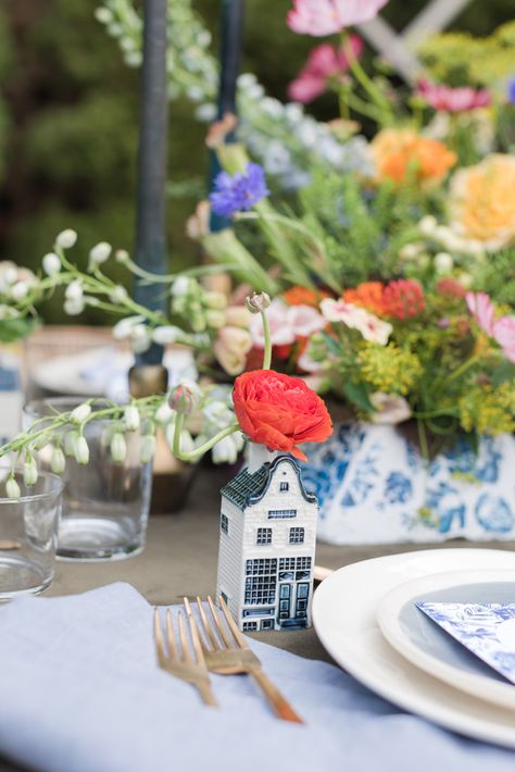 Dutch Table Setting, Dutch Wedding Theme, Dutch Masters Inspired Wedding, Delft Blue Wedding Decor, Delft Blue Wedding, Delft Wedding, Dutch Wedding, Porcelain Wedding, Delft Vase With Flowers