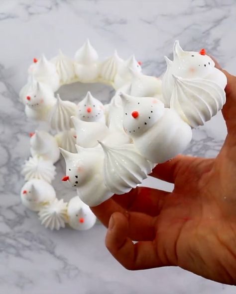 Jyoti Nanra on Instagram: “| Snowman meringue wreaths ☃️🥕❄️ Move over meringue pops, it’s time for meringue wreath everrrything 🙌🏽 I’m sooo here for these! Are you?…” Christmas Meringue Pops, Snowman Meringue, Meringue Wreath, Meringue Pops, Christmas Catering, Peppermint Meringues, Cookie Craft, New Year's Cake, Christmas Tray