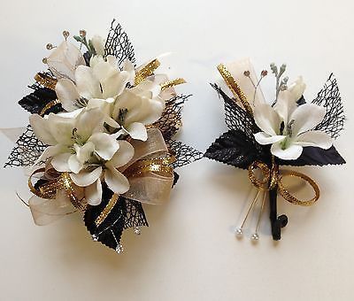 Image result for corsages and boutonniere Gold Corsage Prom, Champagne Corsage, Gold Corsage, Prom Flowers Corsage, Homecoming Flowers, Prom Corsage And Boutonniere, Homecoming Corsage, Make Up Gold, Corsage And Boutonniere Set