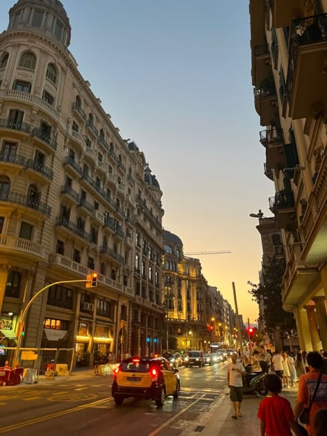 Barcelona Nightlife Aesthetic, Spain Barcelona Aesthetic, Barcelona Aesthetic Night, Barcelona Spain Aesthetic Night, Barcelona City Aesthetic, Barcelona Museums, Barcelona Lifestyle, Night In Barcelona, Barcelona Spain Aesthetic