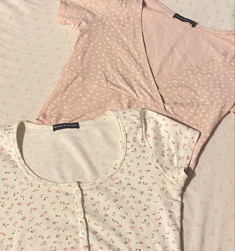 brandy melville pink and white tops Brandy Melville Flower Top, Cropped Zip Up Outfit, Brandy Core, Brandy Melville Coquette, Brandy Fits, Pink Brandy Melville, Brandy Melville Shorts, Lululemon Outfits, Cropped Zip Up