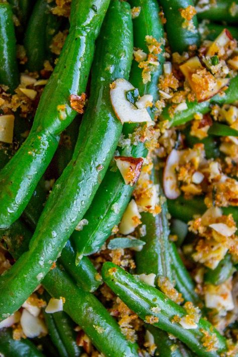 Make Ahead Green Beans with Garlic Bread Crumbs and Almonds from The Food Charlatan Make Ahead Green Bean Recipes, Make Ahead Vegetable Sides, Christmas Vegetables, Delicious Green Beans, Garlic Green Beans, Food Charlatan, Easter Dinner Recipes, Lemon Pasta, Green Bean Recipes