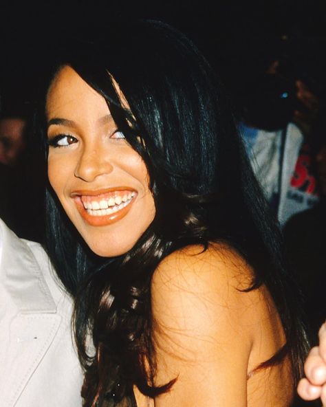 A happy Queen. ♥️ #Aaliyah Aaliyah And Tupac, Rip Aaliyah, Aaliyah Hair, Cultura Hip Hop, Aaliyah Pictures, Aaliyah Style, Aaliyah Haughton, Hollywood Music, Black Hollywood