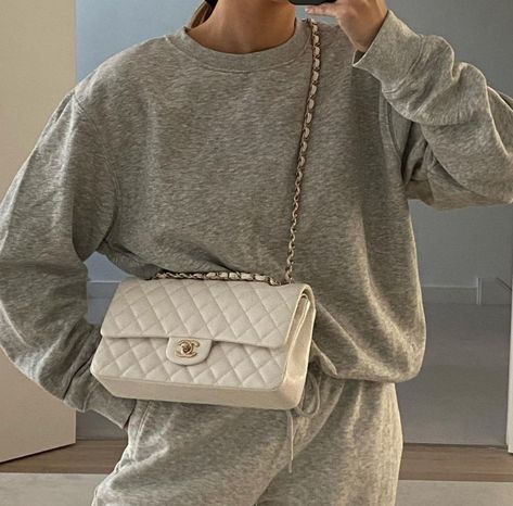 White Bag Outfit, Tia Lineker, White Chanel Bag, Chanel Bag Outfit, Chanel Bag Classic, Chanel Classic Flap Bag, Chanel Lover, Expensive Bag, Bag Outfit