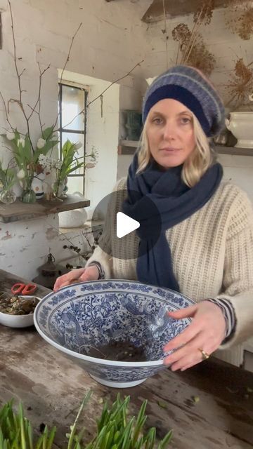 Willow Crossley on Instagram: "XXL Spring Garden Bowl of Joy 🌱 I’ve used Muscari here but a big mix of spring bulbs would be just as beautiful 🌱✨ #muscari #springbulbs #garden" Garden Bulbs Ideas, Spring Bulb Arrangements, Centerpiece Bowls, Flower Arrangement In Bowl, Garden Bowl, Christmas Floristry Ideas, Big Bowl Decor Ideas, Woodsy Floral Arrangements, Willow Crossley