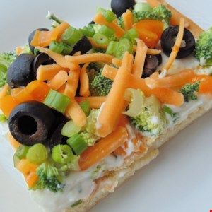 Garden Veggie Pizza Squares Pizza Squares, Crescent Roll Veggie Pizza, Pizza Balls, Garden Pizza, Veggie Pizza Recipe, Veg Pizza, Cream Cheese Crescent Rolls, Square Recipes, Veggie Pizza