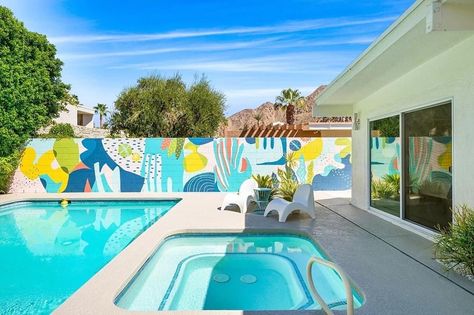 Pool Wall Painting Ideas, Backyard Graffiti Wall, Pool Mural Ideas, Mural Fence, Outdoor Mural Ideas, Pool Mural, Pool Retaining Wall, Painted Brick Wall, Jungle Wall Art