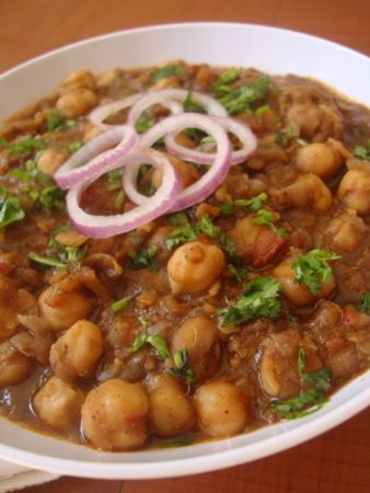 punjabi-chole Indian Veg Recipes, Punjabi Food, Easy Indian Recipes, Vegetarian Indian, Falafels, Veg Dishes, Chickpea Recipes, Desi Food, India Food