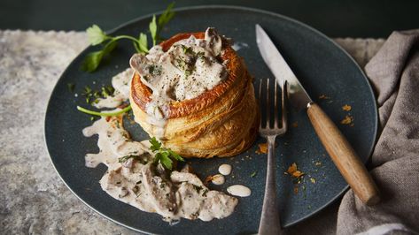 Creamy mushroom vol-au-vents recipe - BBC Food Mushroom Vol Au Vent, Starters Recipes Dinner Party, Canape Ideas, Coriander Chicken, Saturday Kitchen Recipes, Party Food Ideas For Adults, Recipes Dinner Party, Breakfast Ideas Recipes, Light Sauce