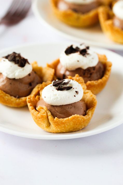 Mini Chocolate Silk Pie, Mini Chocolate Cream Pies In Muffin Tin, French Silk Pie Cookies, Mini Chocolate Cream Pies, Mini Chocolate Pies, Mini Chocolate Pie, Rich Chocolate Dessert, Silk Pie Recipe, Mini Pie Crust