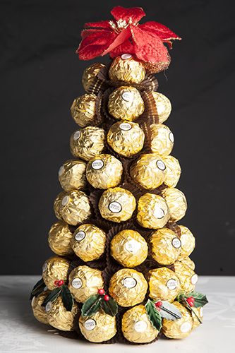 Ferrero Rocher Christmas, Ferrero Rocher Tree, Ferrero Rocher Gift, Chocolate Christmas Tree, Christmas Tree Chocolates, Ferrero Rocher Chocolate, Diy Christmas Candy, Rocher Chocolate, Chocolate Tree