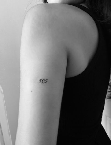 ig @karenllara Arctic Monkeys Minimalist Tattoo, Arctic Monkeys Inspired Tattoo, 505 Tattoo Arctic Monkeys, 510 Tattoo, Minimalist Tatoos Woman, The Neighbourhood Tattoo Ideas, The Nbhd Tattoo, Monkeys Tattoo Ideas, 505 Aesthetic