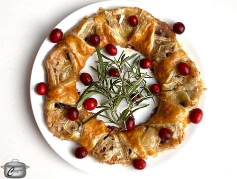 Brie Puff Pastry Appetizer, Brie Wreath, Pastry Ring, Brie Puff Pastry, Cranberry Brie, Puff Pastry Appetizers, Pastry Appetizer, Festive Appetizers, Canadian Food