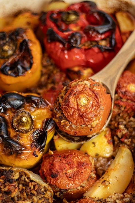 Gemista Recipe Greek Stuffed Peppers, Gemista Recipe, Greek Stuffed Tomatoes, Stuffed Bell Peppers Ground Beef, Extra Tomatoes, Greek Stuffed Peppers, Ckd Recipes, Zucchini Flowers, Christmas Meals