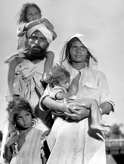 Why Pakistan and India remain in denial 70 years on from partition Indian Partition 1947, Lahore Railway Station, Woman With Jewelry, 1947 India, Independence Of India, Pakistan History, Partition Of India, Raj Kapoor, Margaret Bourke White