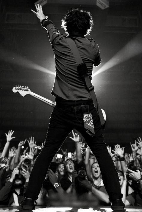 Green Day Depay Memphis, Billy Joe Armstrong, Green Day Billie Joe, Live Music Photography, Tré Cool, Band Photography, Joe Armstrong, Billie Joe Armstrong, One Ok Rock